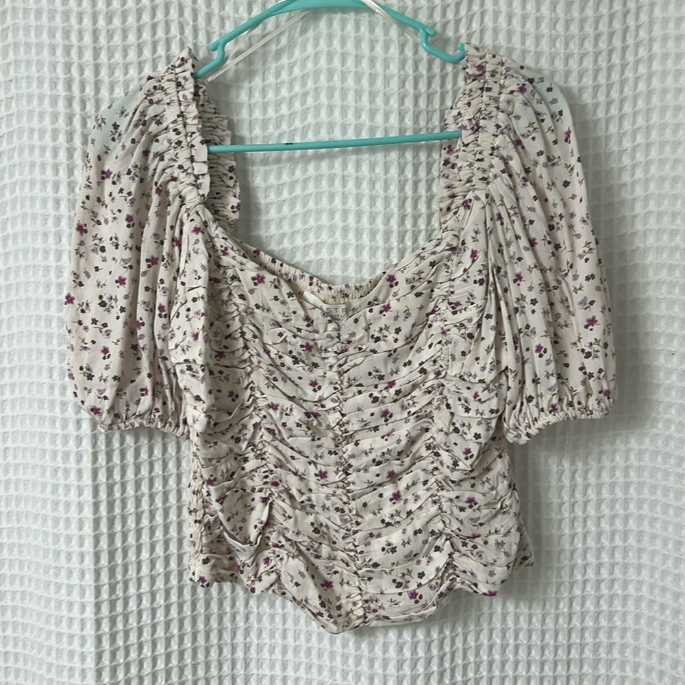 ASTR The Label Floral Ruched Puff Sleeve Top in Cream Lavender Ditsy Medium - Picture 5 of 10